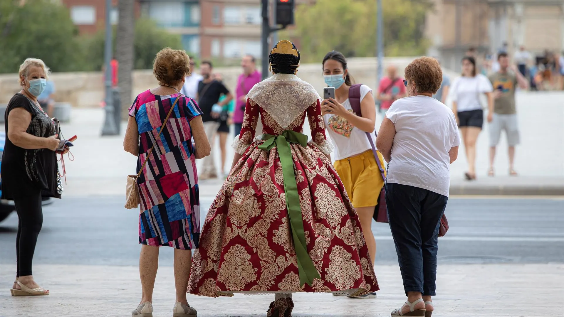 Una fallera se toma unas fotografías en el centro histórico de València. Una fallera se toma unas fotografías en el centro histórico de València.