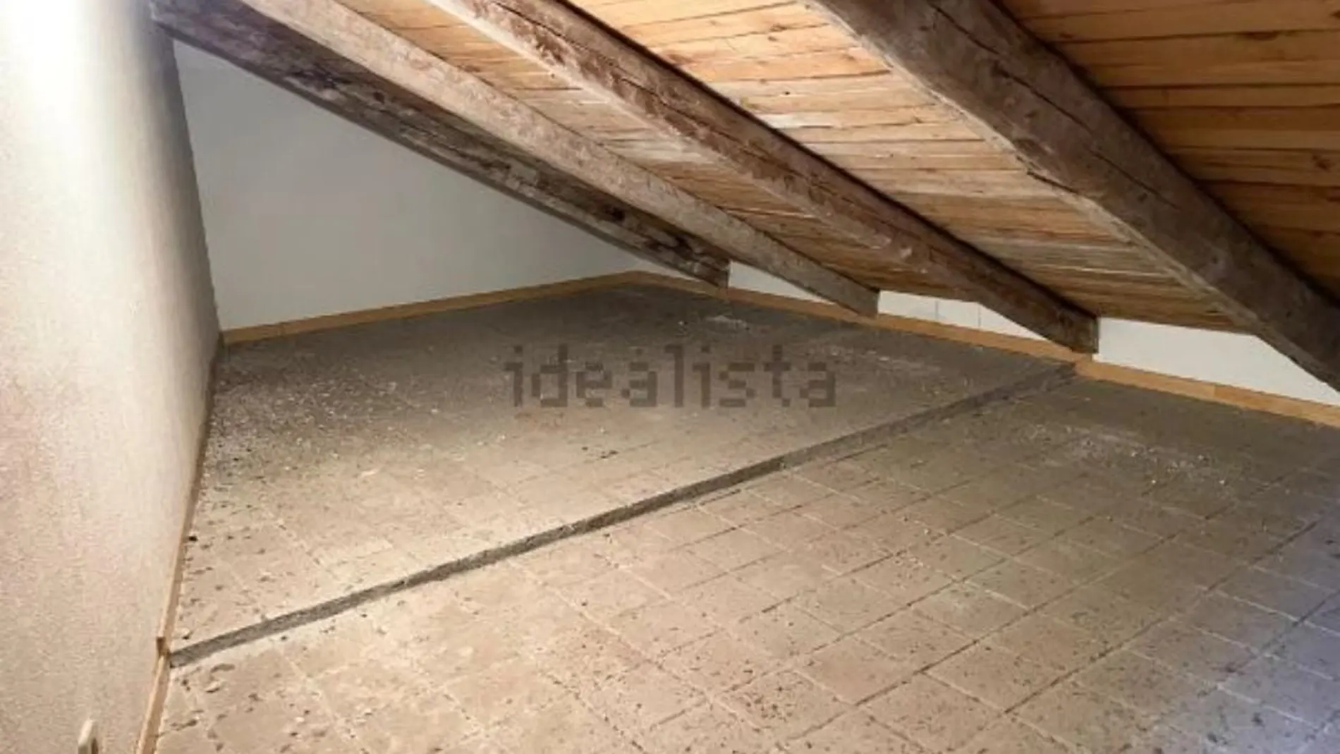 Un zulo tejado en Madrid sin baño, habitaciones ni cocina a la venta en Idealista por 135.000 euros 