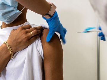 Una persona recibe una vacuna contra la Covid-19
