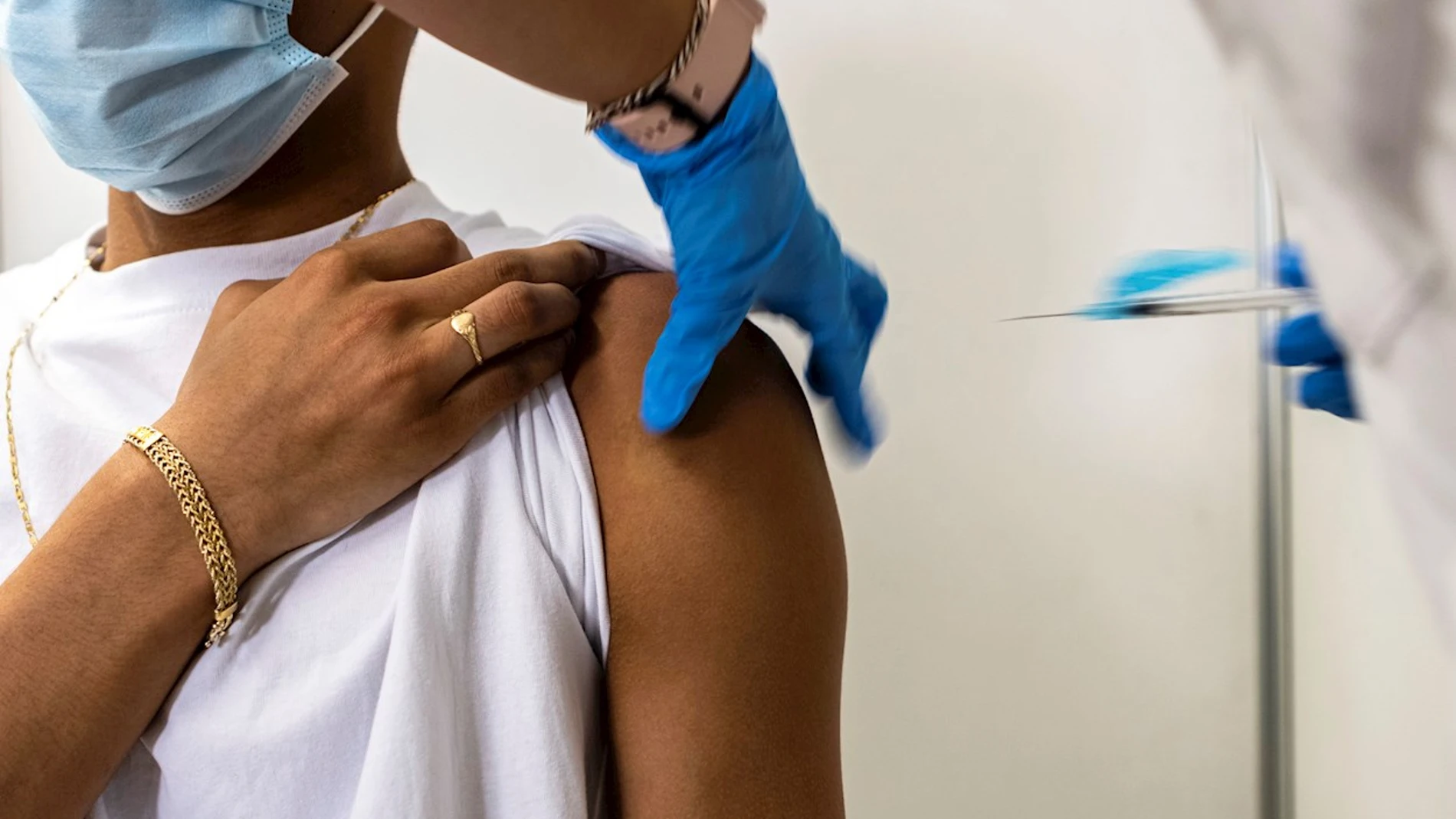 Una persona recibe una vacuna contra la Covid-19