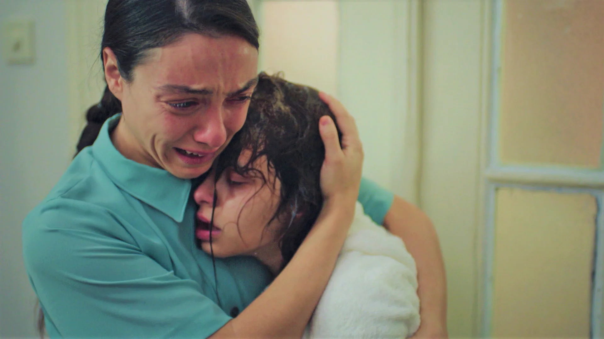 Gülben se enfrenta a Safiye para salvar a Neriman: “¡Déjala ya!” Mejores momentos | Capítulo 10