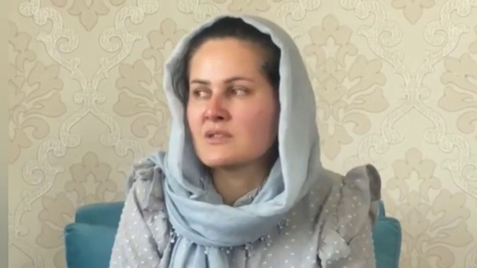 La cineasta Sahraa Karimi agradece la ayuda a quiénes le ayudaron a huir de los talibanes: 