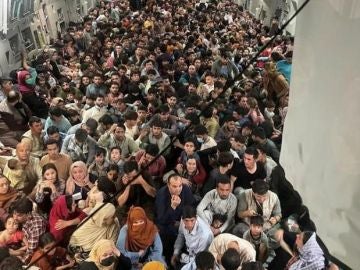 Imágenes desoladoras, 640 afganos hacinados se cuelan en un avión militar de Estados Unidos en el aeropuerto Kabul