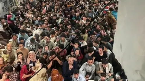 Imágenes desoladoras, 640 afganos hacinados se cuelan en un avión militar de Estados Unidos en el aeropuerto Kabul Imágenes desoladoras, 640 afganos hacinados se cuelan en un avión militar de Estados Unidos en el aeropuerto Kabul