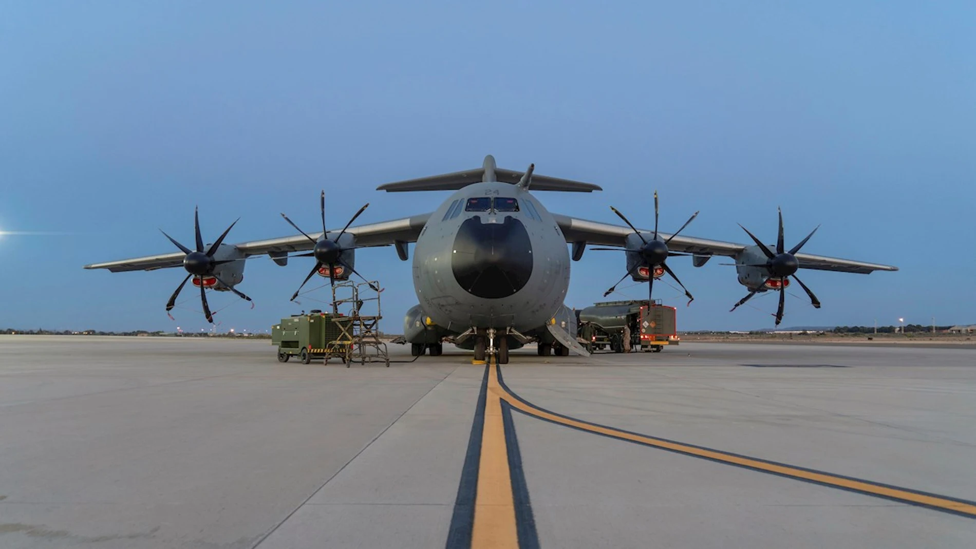 El primer avión A400M de las Fuerzas Armadas que voló la pasada noche de España a Dubai (Emiratos Árabes) para participar en la primera fase de repatriación del personal de la embajada y de los españoles que quedan en Afganistán, antes de su salida ayer lunes desde la Base Aérea de Zaragoza.