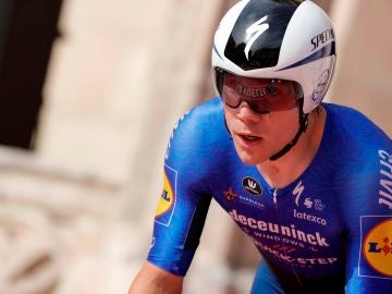 Jakobsen gana al sprint la cuarta etapa de la Vuelta a España con caída del líder en el último kilómetro