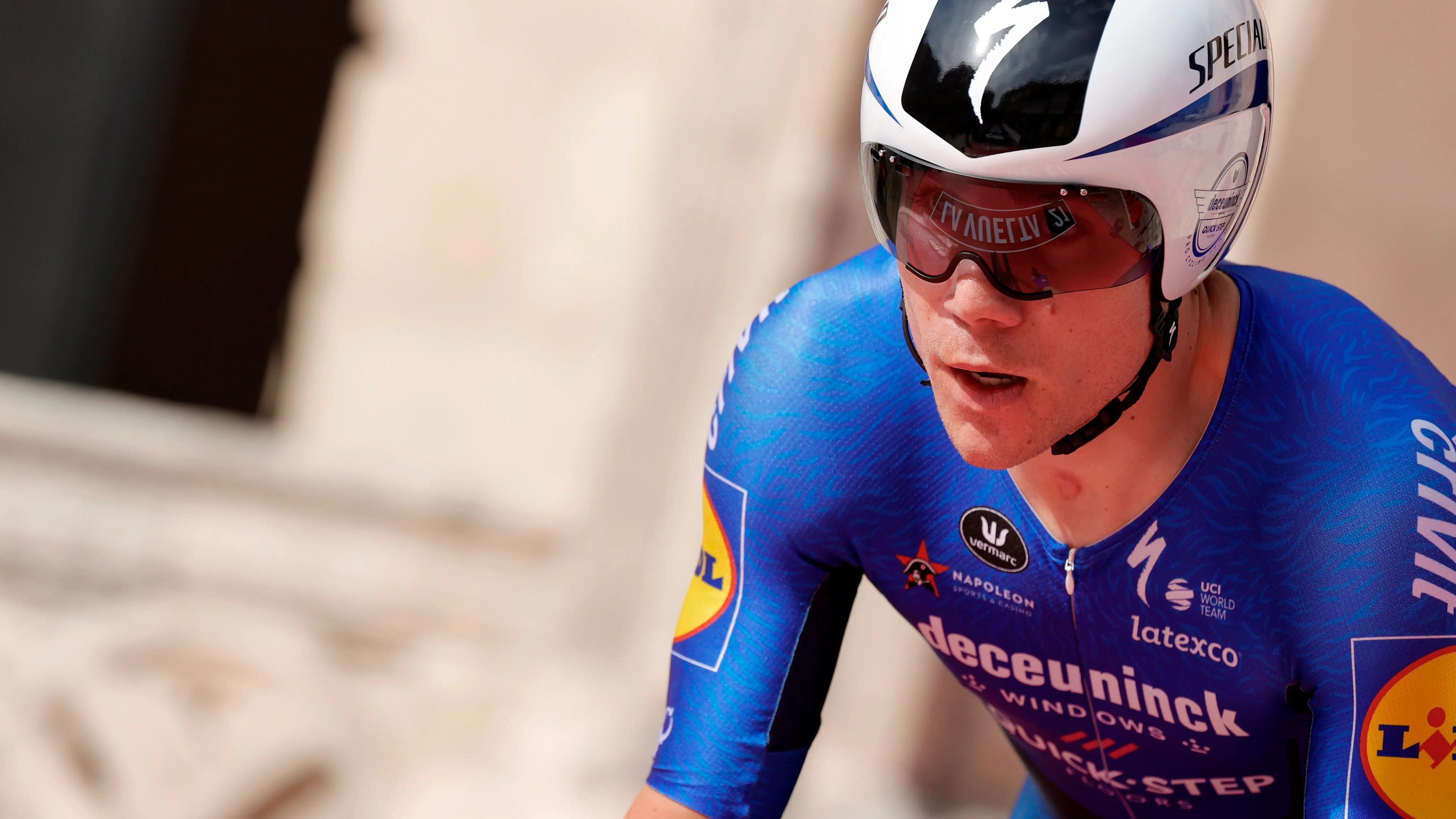 Jakobsen gana al sprint la cuarta etapa de la Vuelta a Espa&ntilde;a con ca&iacute;da del l&iacute;der en el &uacute;ltimo kil&oacute;metro