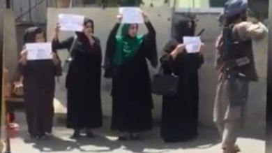 Varias mujeres afganas protestan para exigir igualdad de derechos y representación política ante los talibanes