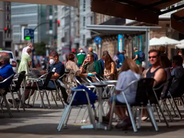 Galicia vuelve a reducir el aforo en la hostelería como alternativa al certificado de vacunación Galicia vuelve a reducir el aforo en la hostelería como alternativa al certificado de vacunación