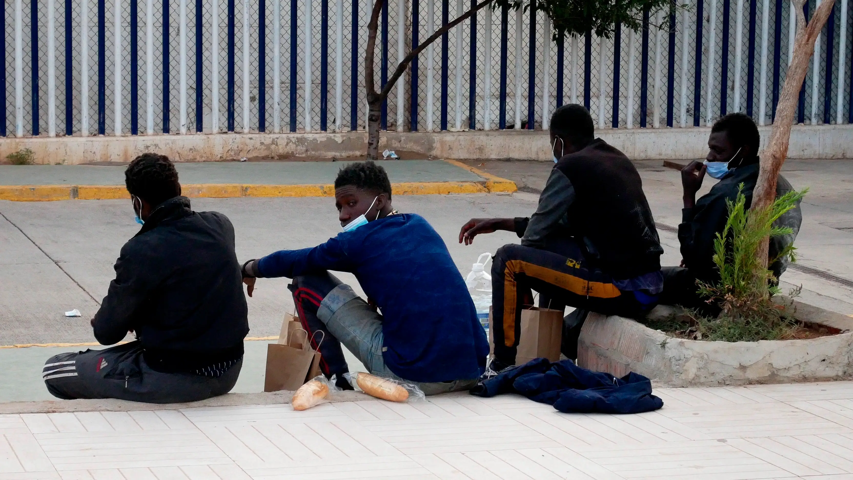 57 inmigrantes entran a Melilla tras saltar la valla 57 inmigrantes entran a Melilla tras saltar la valla