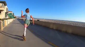 Una patinadora sorprende a la gente al patinar desnuda por la calle
