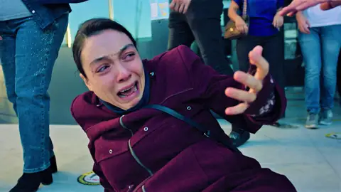 Gülben sufre un ataque de ansiedad en plena vía pública Mejores momentos | Capítulo 10