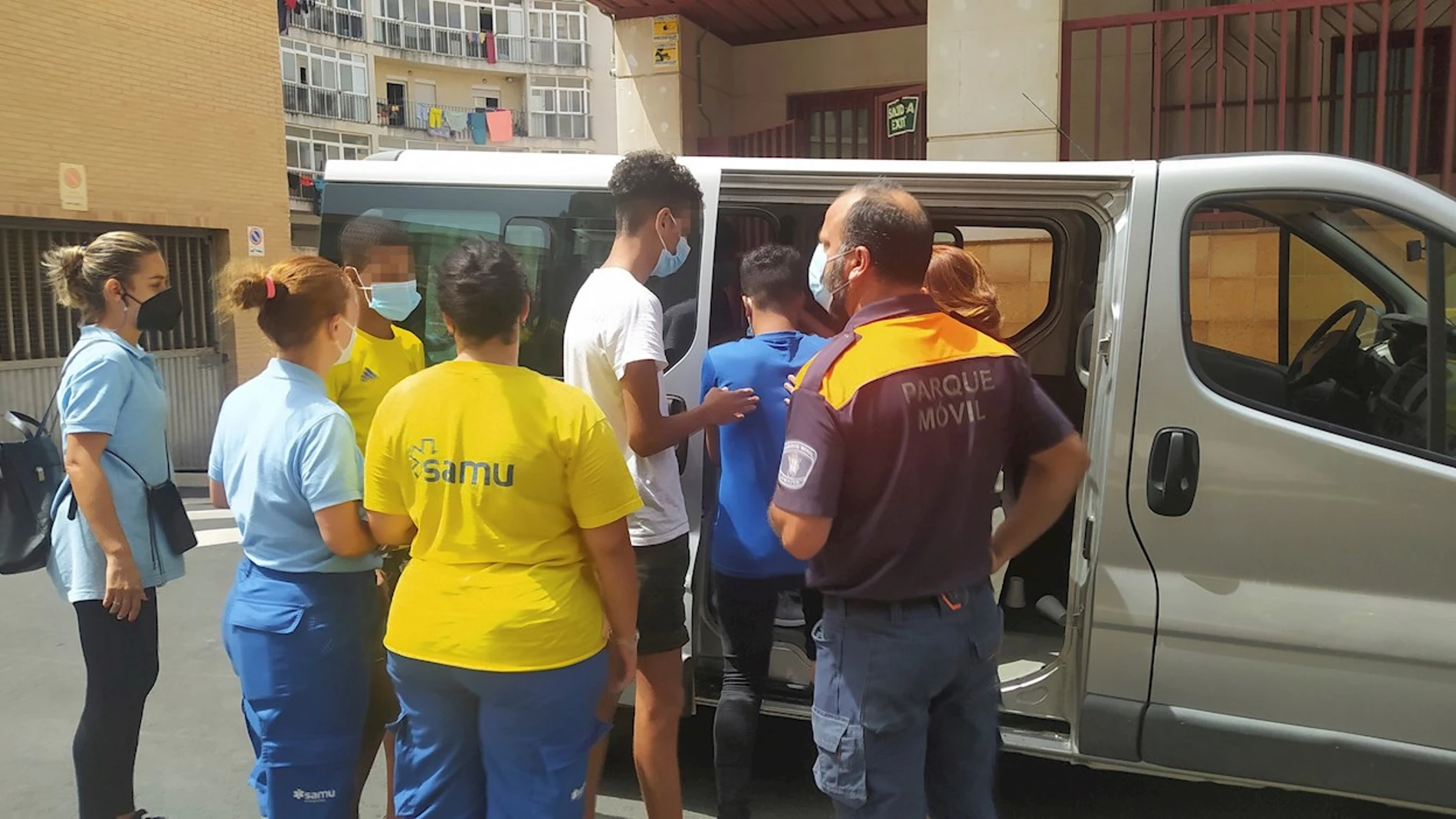 Cinco menores, incluidos en el grupo de los quince que iban a ser repatriados, se dirigen a los juzgados de Ceuta para solicitar el "habeas corpus" y evitar su repatriación, este lunes.