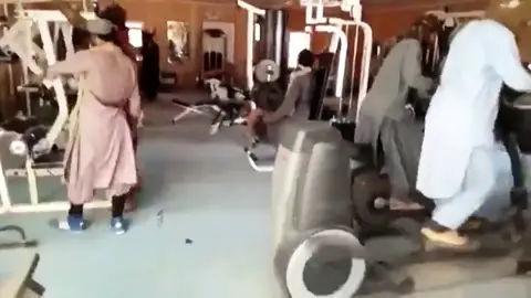 La imagen de los talibanes en el gimnasio del palacio presidencial probando una elíptica por primera La imagen de los talibanes en el gimnasio del palacio presidencial probando una elíptica por primera