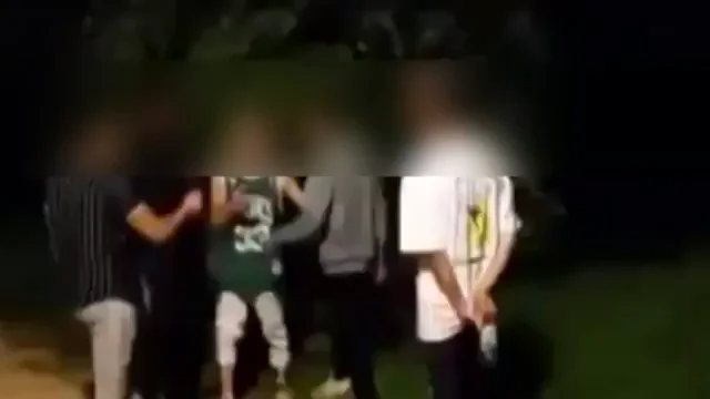 Imagen de la paliza a un joven en Amorebieta Detenido tras entregarse en comisaría el menor que grabó la paliza a un joven en Amorebieta