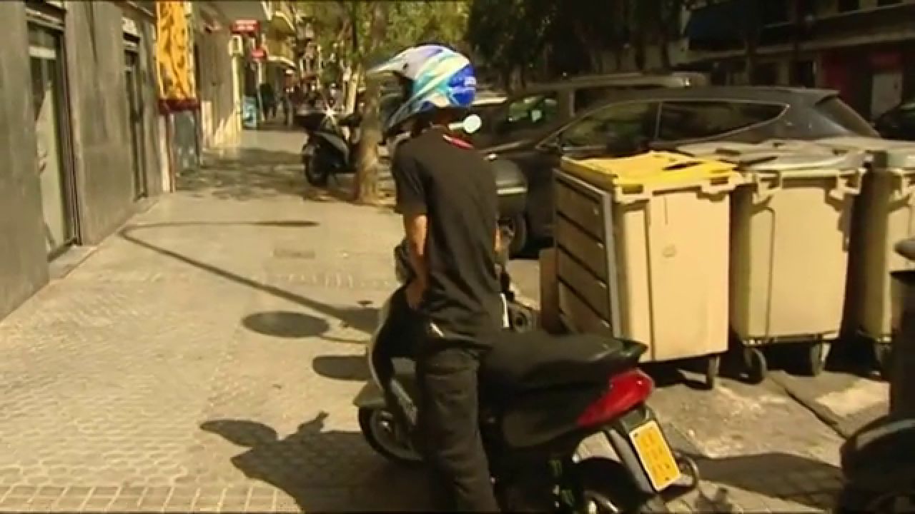 Una sentencia anula una multa a un motorista por llevar cascos con blueetooth - Vimarsana News