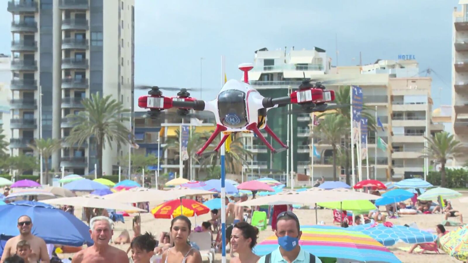 Valencia aumenta la seguridad de sus playas con drones 'salvavidas' para evitar ahogamientos