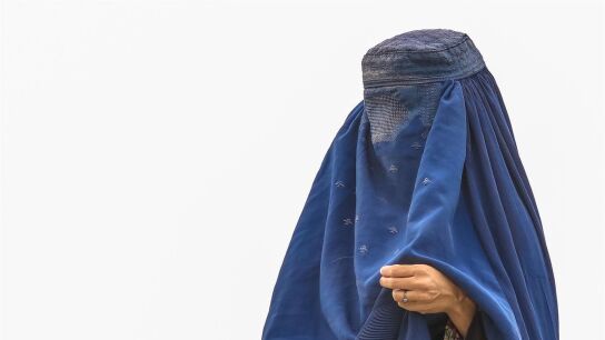 Imagen de una mujer bajo el mandato de los talibanes.