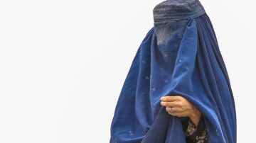 Imagen de una mujer bajo el mandato de los talibanes.