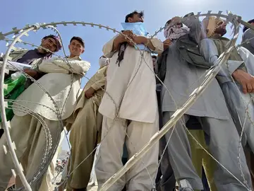 Un grupo de afganos, algunos de los cuales extrabajadores de la OTAN, Unión Europea y ONU, esperan en las afueras del aeropuerto Hamid Karzai de Kabul para intentar abandonar el país tras la llegada de los talibanes Un grupo de afganos, algunos de los cuales extrabajadores de la OTAN, Unión Europea y ONU, esperan en las afueras del aeropuerto Hamid Karzai de Kabul para intentar abandonar el país tras la llegada de los talibanes