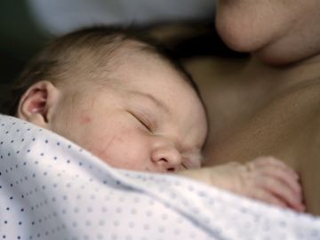 En casa los bebés contagian más el coronavirus que los adolescentes, según un estudio