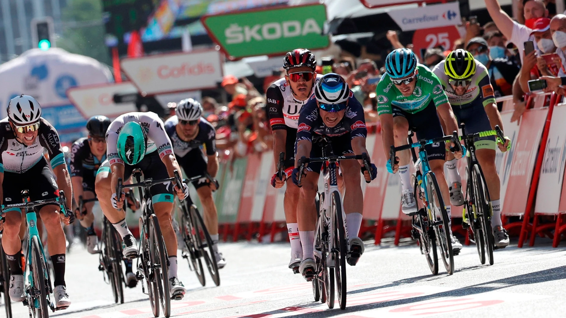 Philipsen gana la quinta etapa al sprint y Taaramae pierde el liderato de la Vuelta a España tras una caída masiva