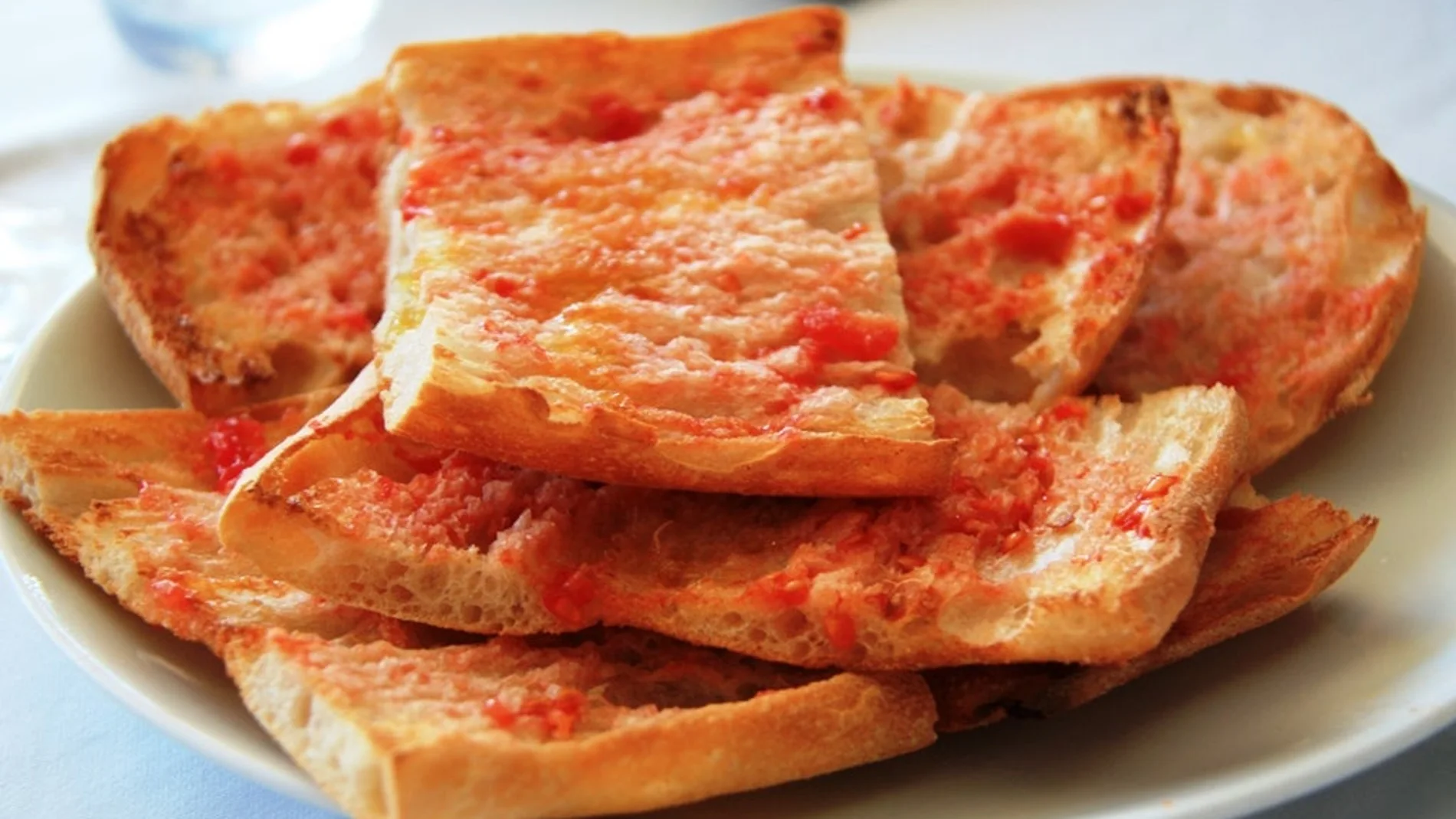 Pan con tomate, un clásico del desayuno en España