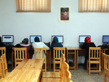 Mujeres con ordenadores en Afganistán