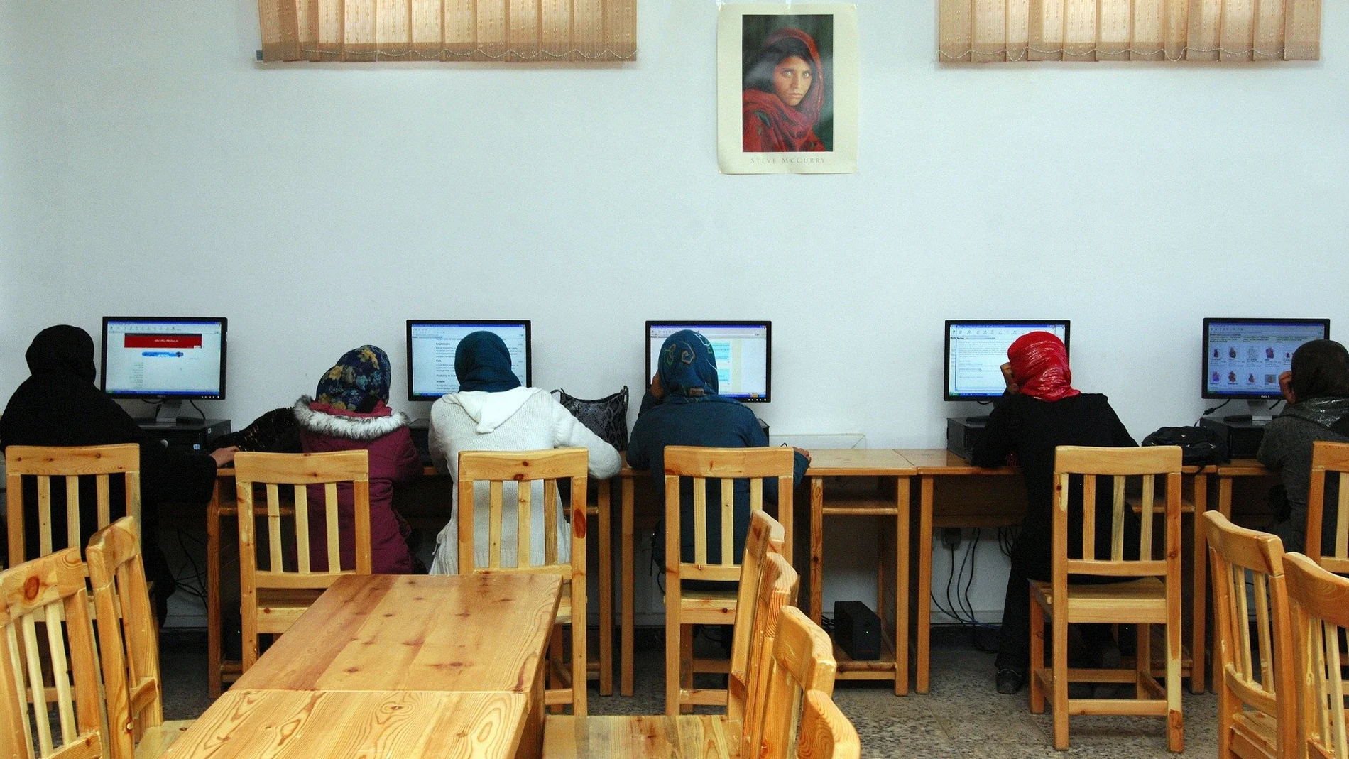 Mujeres con ordenadores en Afganistán