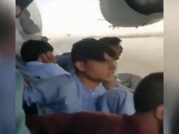 El video de uno de los afganos agarrados al fuselaje externo de un avión a punto de despegar Kabul