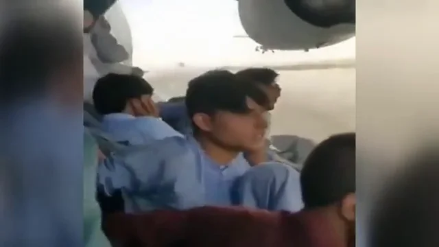 El video de uno de los afganos agarrados al fuselaje externo de un avión a punto de despegar Kabul El video de uno de los afganos agarrados al fuselaje externo de un avión a punto de despegar Kabul