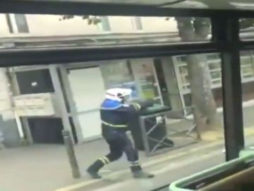 La policía francesa abre fuego en medio de la calle para tratar de detener un vehículo a la fuga