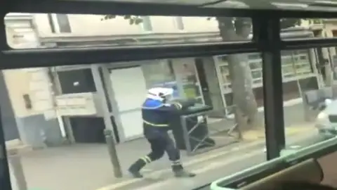La policía francesa abre fuego en medio de la calle para tratar de detener un vehículo a la fuga La policía francesa abre fuego en medio de la calle para tratar de detener un vehículo a la fuga