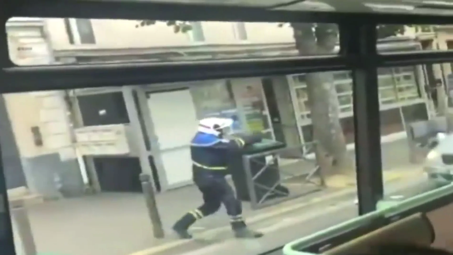 La policía francesa abre fuego en medio de la calle para tratar de detener un vehículo a la fuga