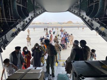 n primer grupo de españoles y colaboradores afganos embarcan en el primer avión A400 de las Fuerzas Armadas de España, que había llegado este miércoles a Kabul y que ya ha despegado desde el aeropuerto de la capital afgana rumbo a Dubái
