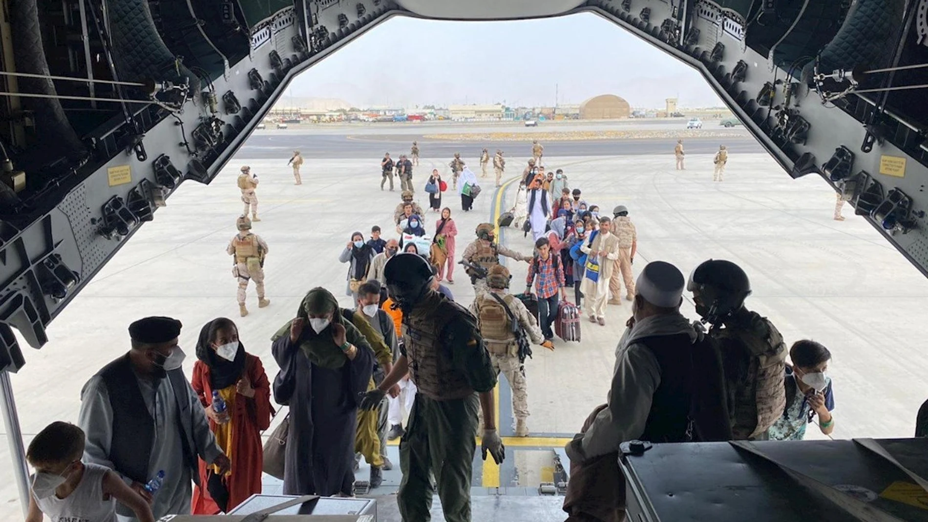 n primer grupo de españoles y colaboradores afganos embarcan en el primer avión A400 de las Fuerzas Armadas de España, que había llegado este miércoles a Kabul y que ya ha despegado desde el aeropuerto de la capital afgana rumbo a Dubái