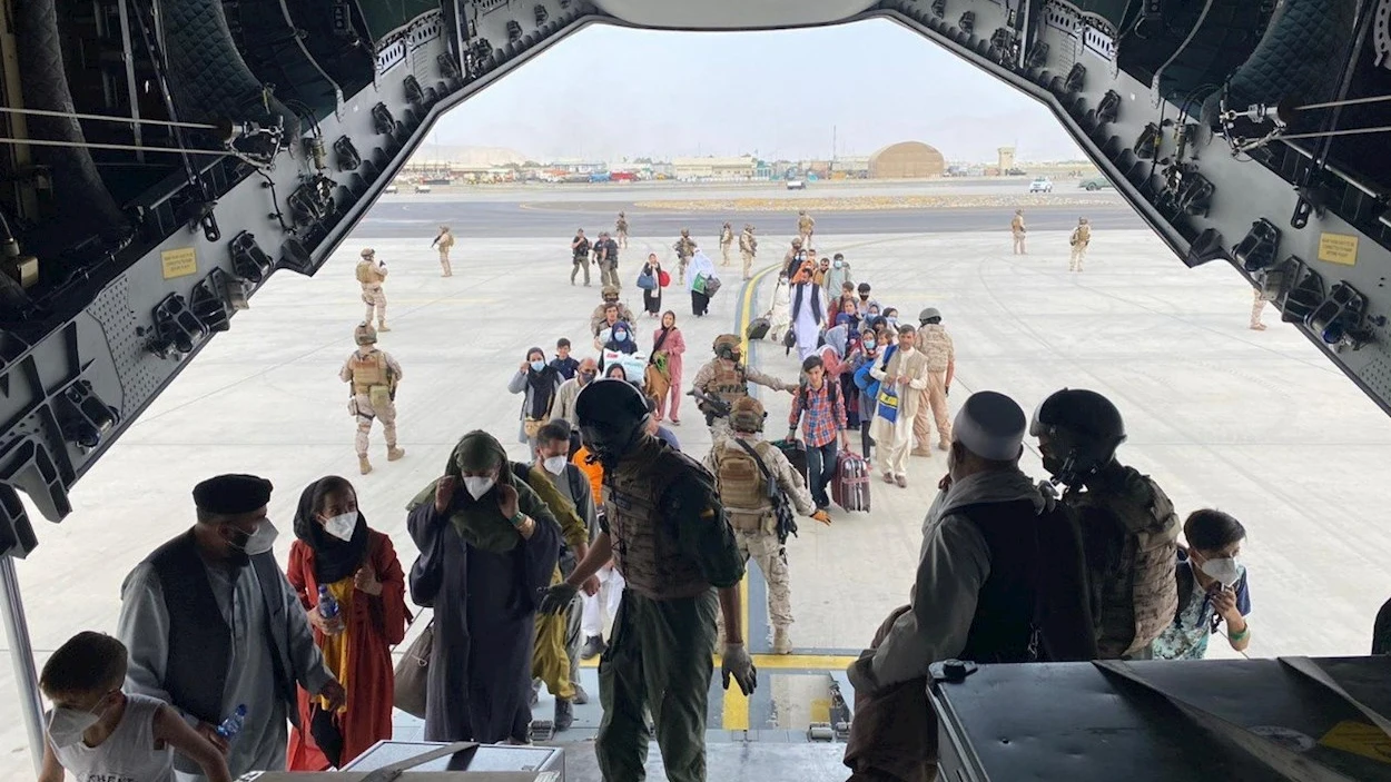 n primer grupo de espa&ntilde;oles y colaboradores afganos embarcan en el primer avi&oacute;n A400 de las Fuerzas Armadas de Espa&ntilde;a, que hab&iacute;a llegado este mi&eacute;rcoles a Kabul y que ya ha despegado desde el aeropuerto de la capital afgana rumbo a Dub&aacute;i