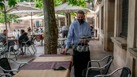 Camarero con mascarilla Camarero con mascarilla