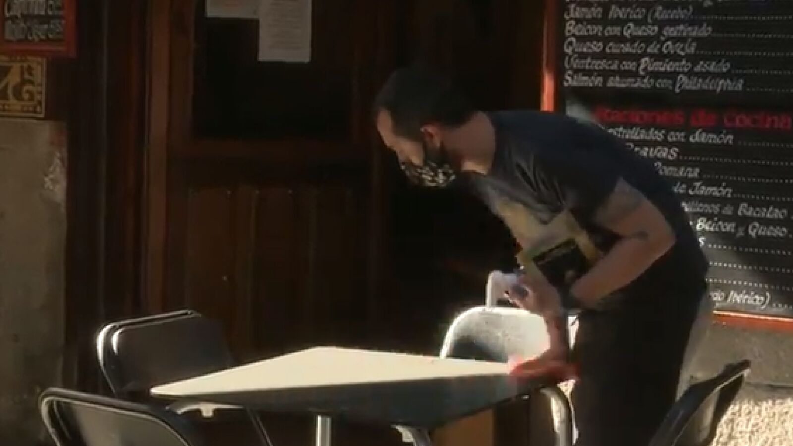 Polémica Espejo Público: La contundente respuesta de la mujer de un camarero al hostelero que 