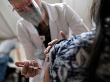 España se aleja del hito del 70% de inmunizados en agosto
