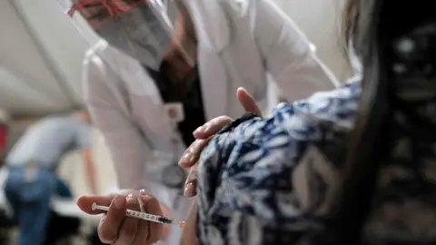 España se aleja del hito del 70% de inmunizados en agosto España se aleja del hito del 70% de inmunizados en agosto