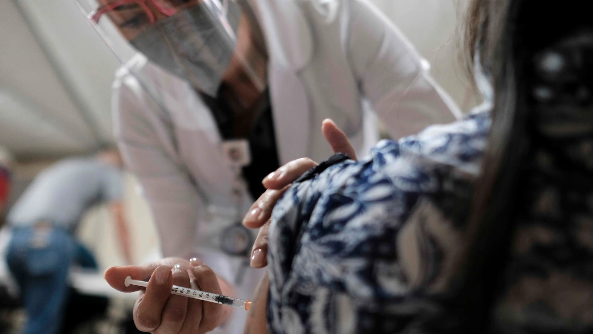 España se aleja del hito del 70% de inmunizados en agosto