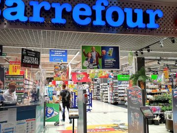 Acceso a un supermercado de la cadena Carrefour.