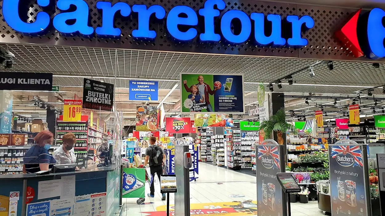 Acceso a un supermercado de la cadena Carrefour. Acceso a un supermercado de la cadena Carrefour.