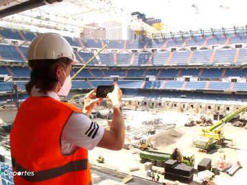 Ancelotti y varios jugadores del Real Madrid visitan las obras del nuevo Santiago Bernabéu