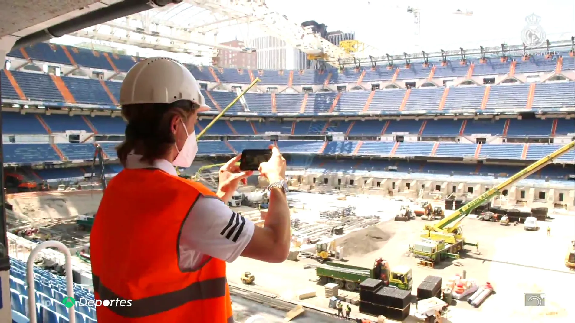 Ancelotti y varios jugadores del Real Madrid visitan las obras del nuevo Santiago Bernabéu