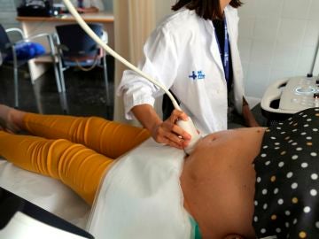 Una mujer muere por COVID-19 en el hospital Virgen del Rocío de Sevilla después de dar a luz