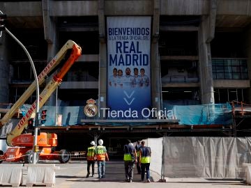Roban decenas de camisetas del Real Madrid tras empotrar un vehículo en la tienda del Santiago Bernabéu