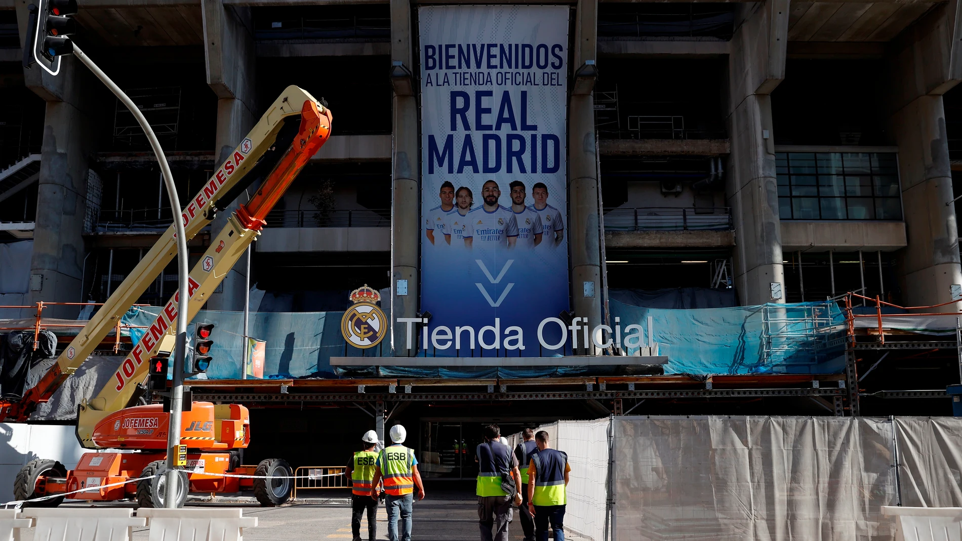 Roban decenas de camisetas del Real Madrid tras empotrar un vehículo en la tienda del Santiago Bernabéu