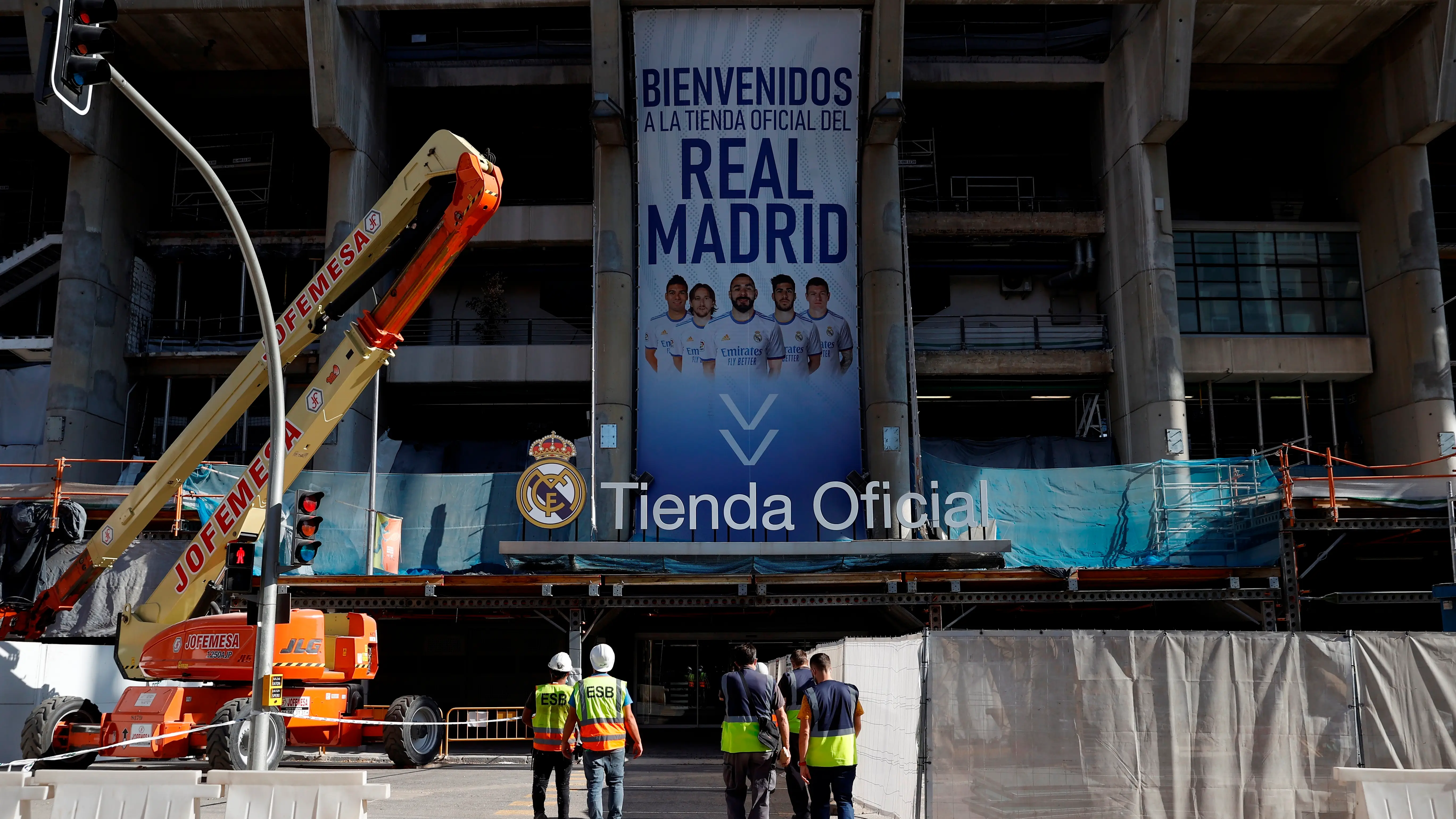 Roban decenas de camisetas del Real Madrid tras empotrar un veh&iacute;culo en la tienda del Santiago Bernab&eacute;u